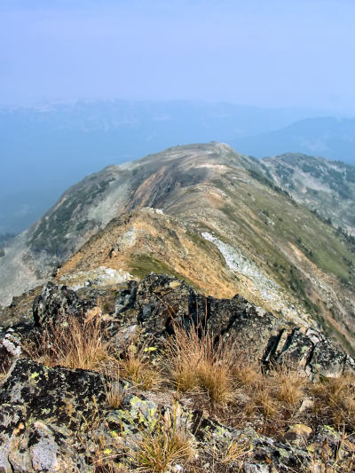 Felsvorsprünge auf dem Grat (Blick zurück)